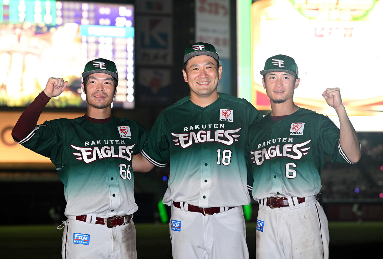 楽天対日本ハム　ヒーローインタビューを終えポーズを決める楽天の、左から島内、田中将、西川（撮影・滝沢徹郎）