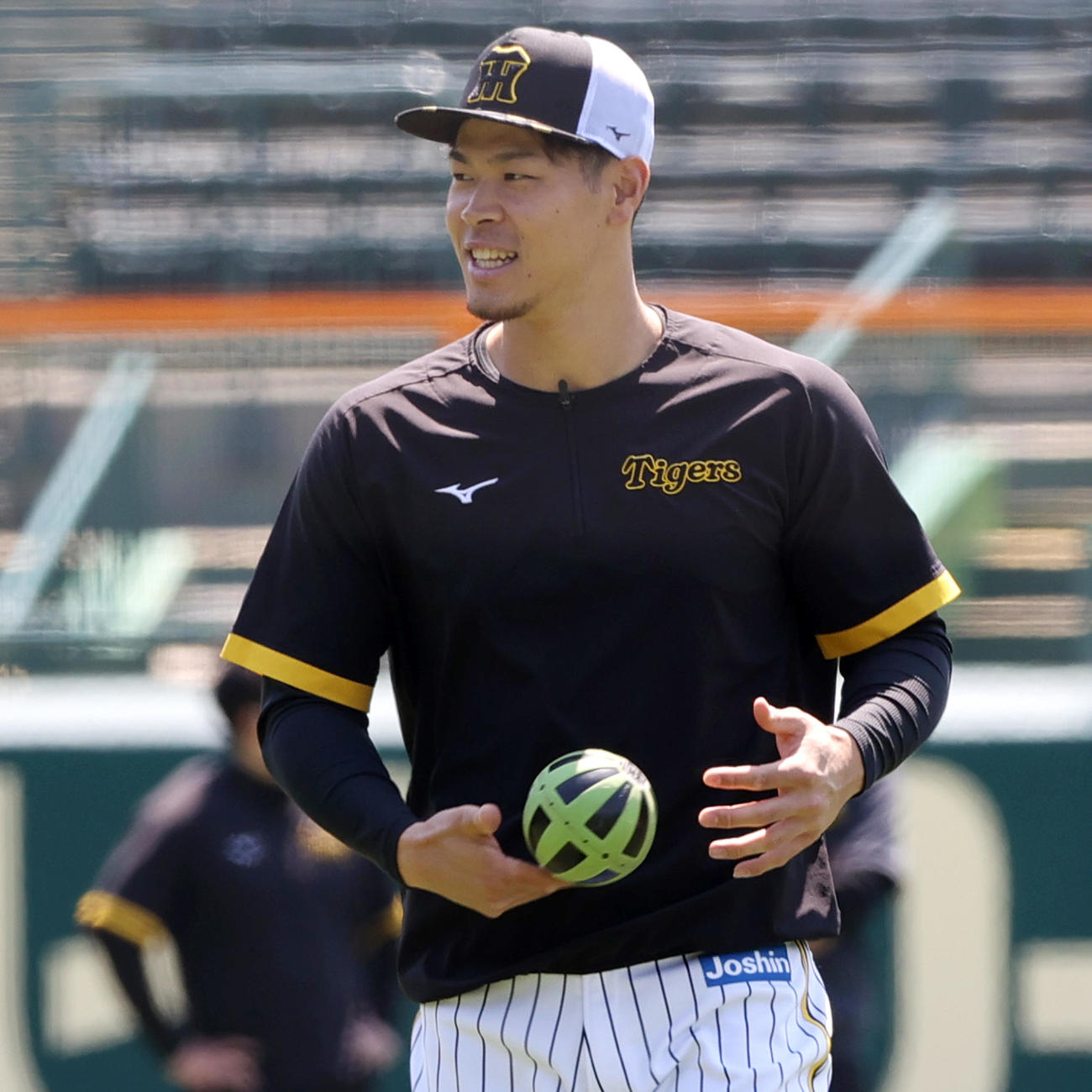 試合前、リラックスした表情でトレーニングする阪神佐藤輝明（22年5月）
