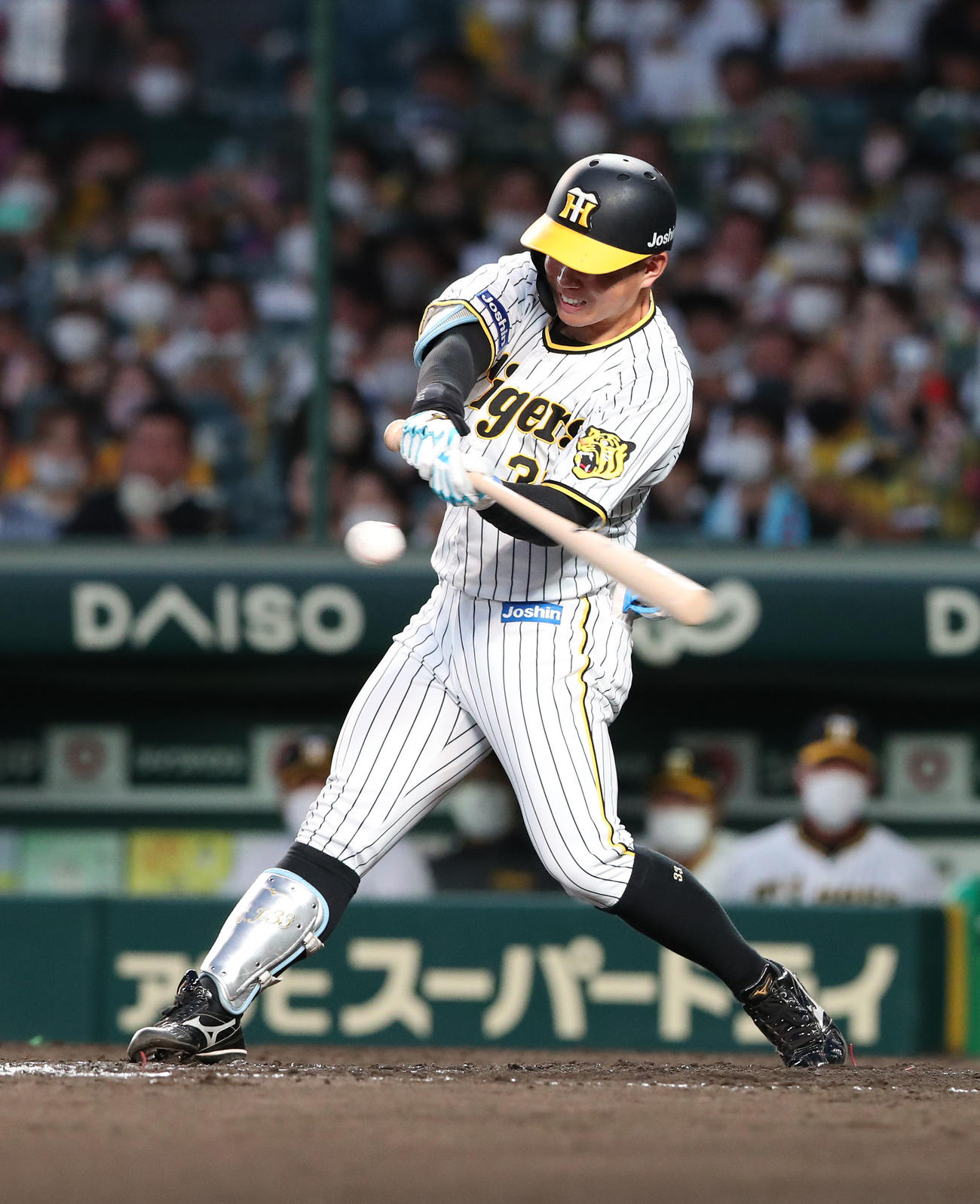 阪神対ヤクルト　4回裏阪神無死一塁、三塁、糸原は中犠飛を放つ（撮影・白石智彦）