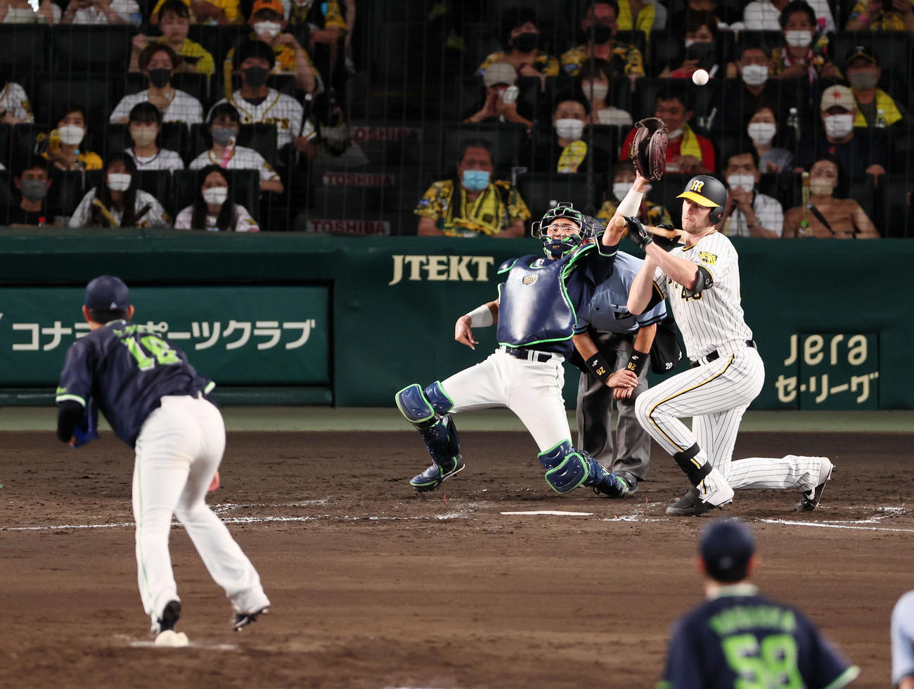 阪神対ヤクルト　5回裏阪神無死一塁、ガンケルのとき原樹理が暴投（撮影・加藤哉）