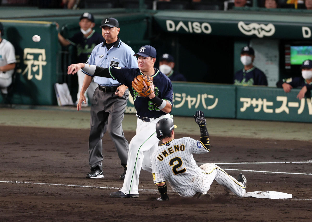 阪神対ヤクルト　5回裏阪神無死一、二塁、中野の捕前犠打を二塁へ悪送球する村上。二塁走者は梅野（撮影・加藤哉）