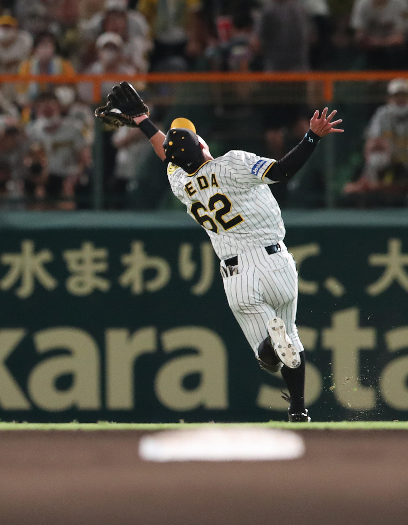 阪神対ヤクルト　10回表1死、長岡の打球を背走キャッチする植田（撮影・白石智彦）