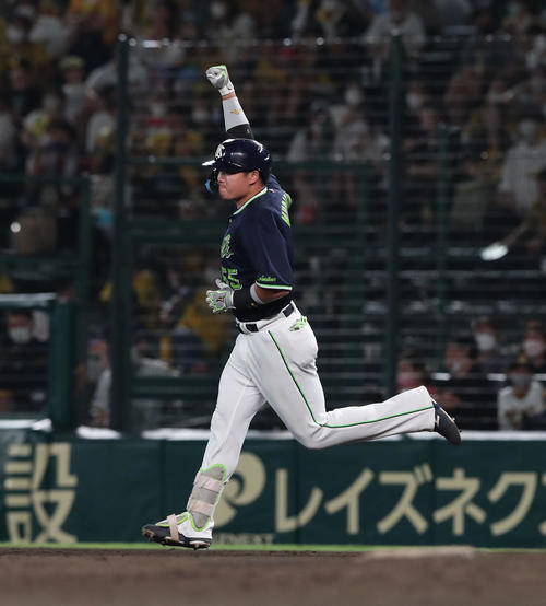 阪神対ヤクルト　11回表ヤクルト2死一塁、村上は3打席連続の左越え2点本塁打を放ち力強くガッツポーズする（撮影・白石智彦）