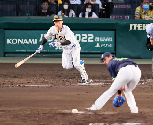 阪神対ヤクルト　4回裏阪神無死、近本は中前打を放つ。投手は原樹理（撮影・加藤哉）