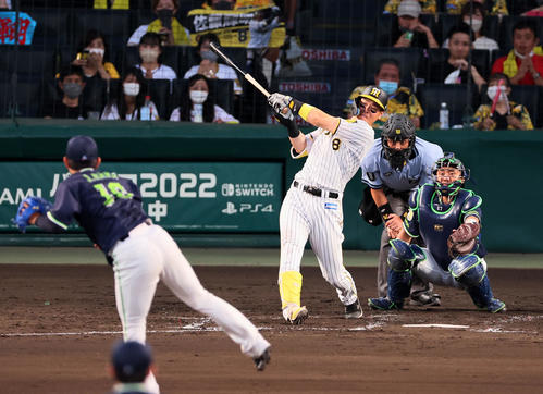 阪神対ヤクルト　4回裏阪神無死一塁、佐藤輝は右前打を放つ。投手は原樹理（撮影・加藤哉）