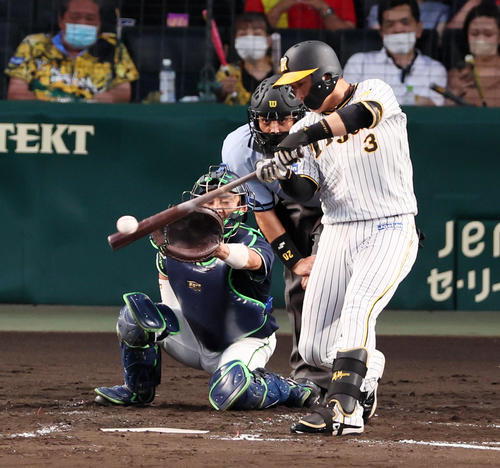 阪神対ヤクルト　4回裏阪神無死一、三塁、大山は右前適時打を放つ（撮影・加藤哉）