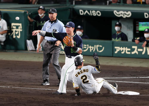 阪神対ヤクルト　5回裏阪神無死一、二塁、中野の捕前犠打を二塁へ悪送球する村上。二塁走者は梅野（撮影・加藤哉）