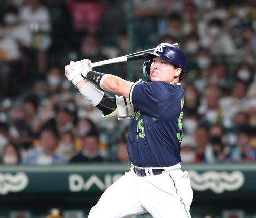 7回表ヤクルト無死、村上は左越え本塁打を放つ（撮影・白石智彦）