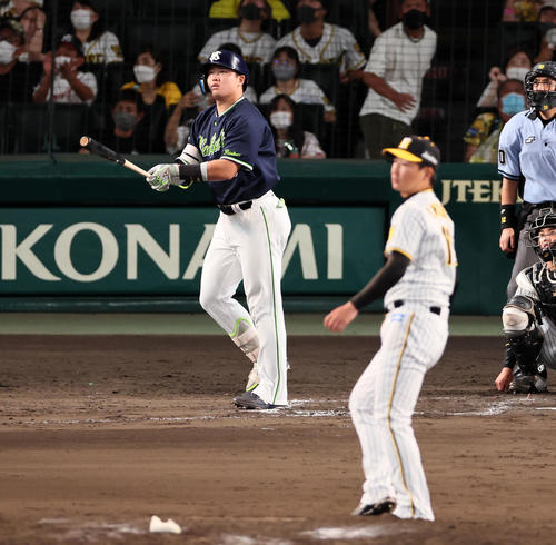 阪神対ヤクルト　9回表ヤクルト1死、村上は右越えソロ本塁打を放つ。投手岩崎（撮影・加藤哉）