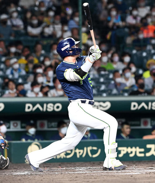 阪神対ヤクルト　11回表ヤクルト2死二塁、村上は勝ち越しの左越え2点本塁打を放つ（撮影・前岡正明）