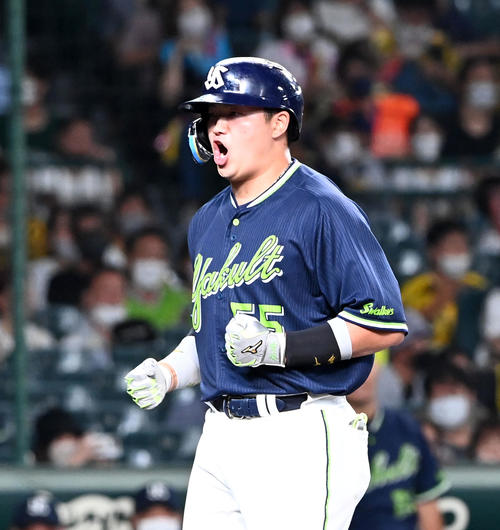 阪神対ヤクルト　11回表ヤクルト2死二塁、村上は勝ち越しの左越え2点本塁打を放ちガッツポーズ（撮影・前岡正明）