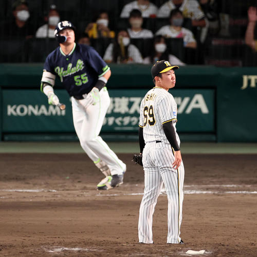 阪神対ヤクルト　11回表ヤクルト2死一塁、石井は村上に左越え2点本塁打を被弾（撮影・加藤哉）