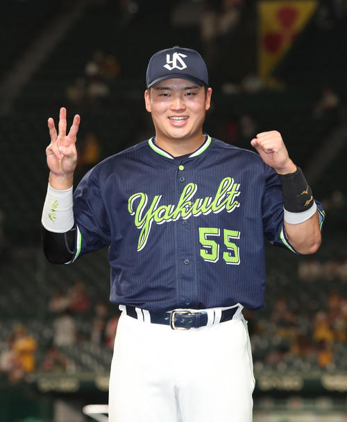 阪神対ヤクルト　ヒーローインタビュー後、村上は本塁打3本のポーズ（撮影・白石智彦）