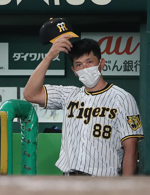 阪神対ヤクルト　ヤクルトに敗れて脱帽してぼうぜんの表情の矢野監督（撮影・白石智彦）