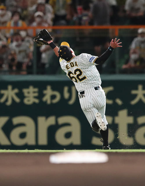 阪神対ヤクルト　10回表1死、長岡の打球を背走キャッチする植田（撮影・白石智彦）