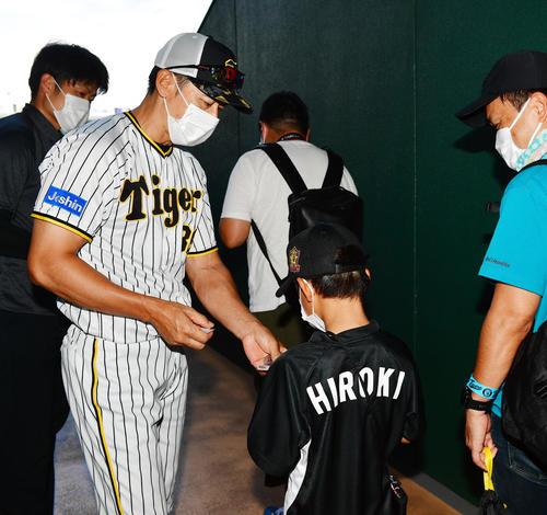 阪神対ヤクルト　練習見学のファンに記念品を渡す矢野監督（撮影・前岡正明）