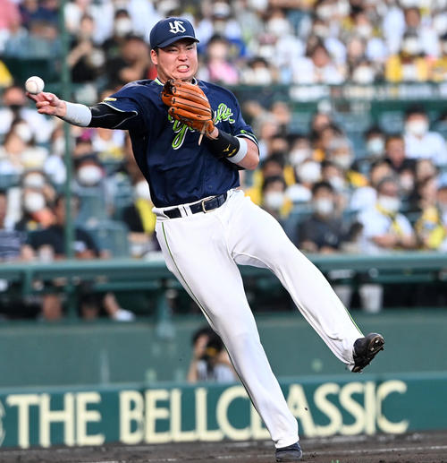 阪神対ヤクルト　2回裏阪神2死、糸原の三塁ゴロを送球する村上（撮影・前岡正明）