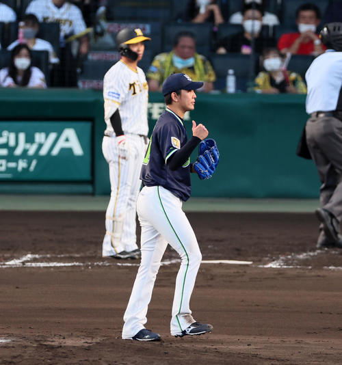 阪神対ヤクルト　3回裏阪神2死一、二塁、原樹理は島田を三振に仕留めガッツポーズを見せる（撮影・加藤哉）