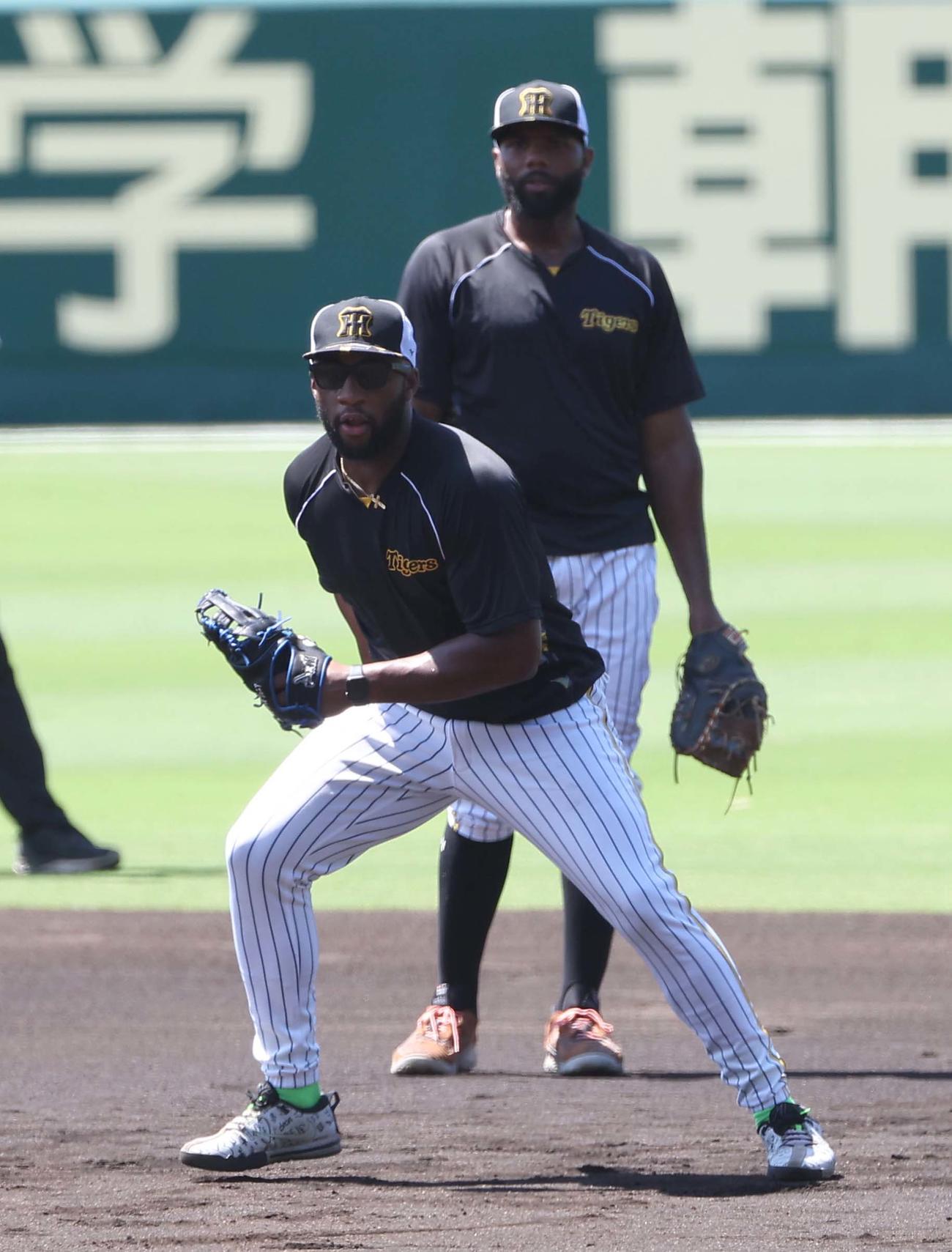 一塁守備練習をするロハス・ジュニア（左）とロドリゲス（撮影・上田博志）