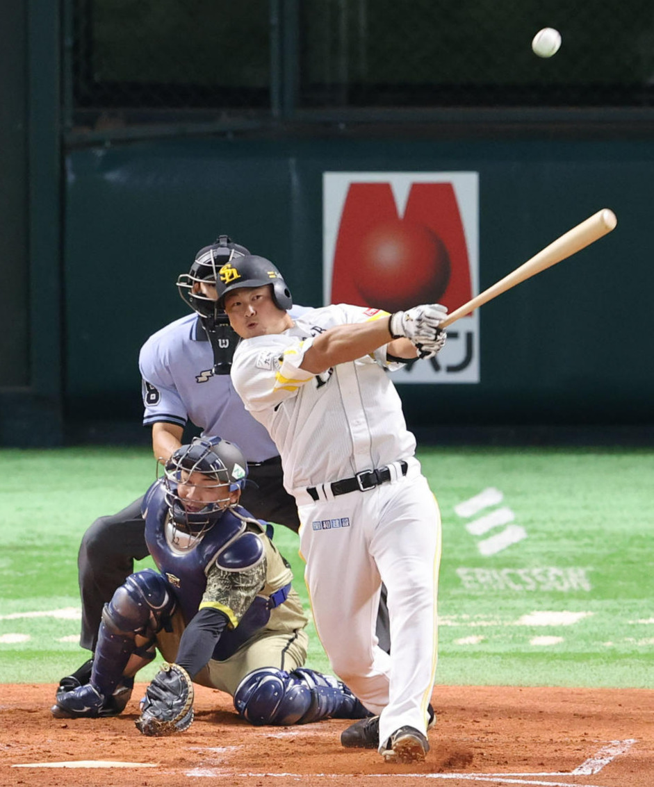 ソフトバンク対西武　2回裏ソフトバンク無死満塁、黒瀬健太は勝ち越しの左犠飛を放つ（撮影・梅根麻紀）