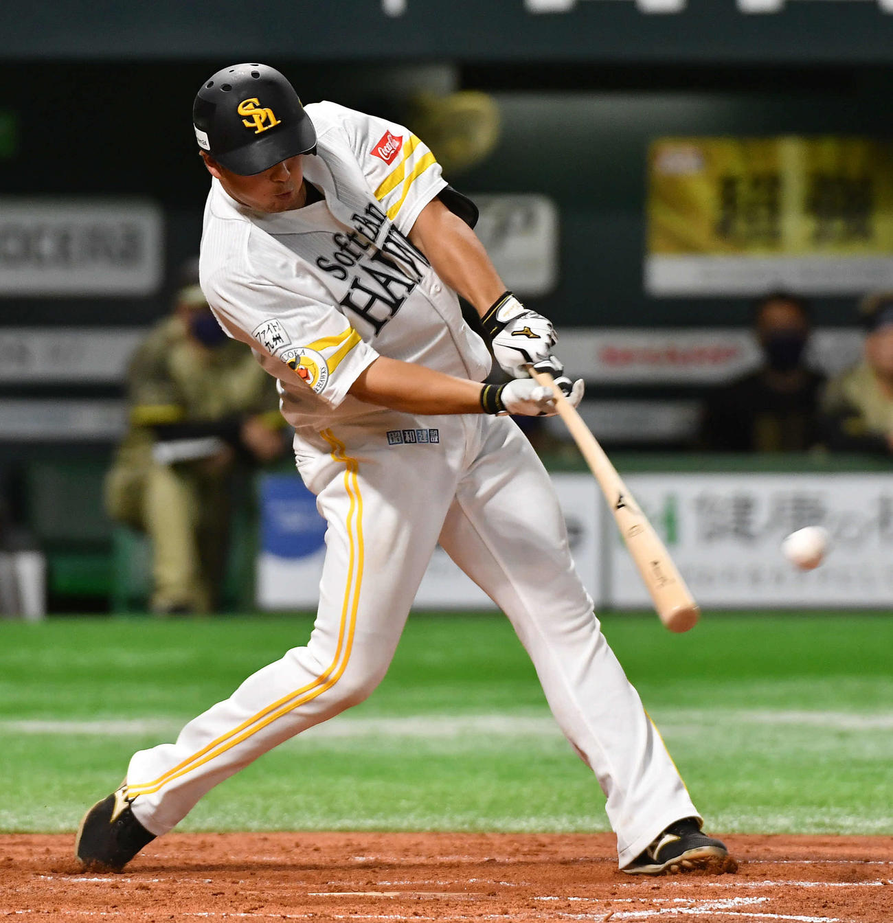 ソフトバンク対西武　2回裏ソフトバンク無死満塁、黒瀬健太は勝ち越しの左犠飛を放つ（撮影・岩下翔太）