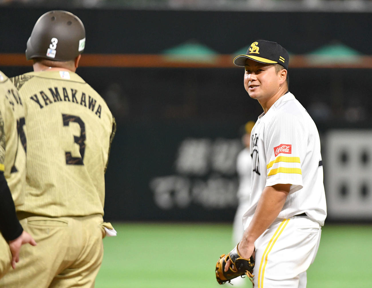 ソフトバンク対西武　3回表西武無死一塁、四球で出塁した山川穂高（左）と談笑する黒瀬健太（撮影・岩下翔太）