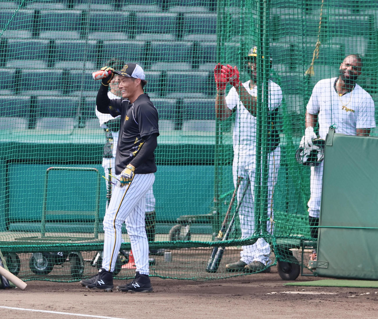 阪神対ヤクルト　打撃練習前、ケージに入ったタイミングで誕生日の糸井にバースデーソングが流され帽子をとる（撮影・加藤哉）
