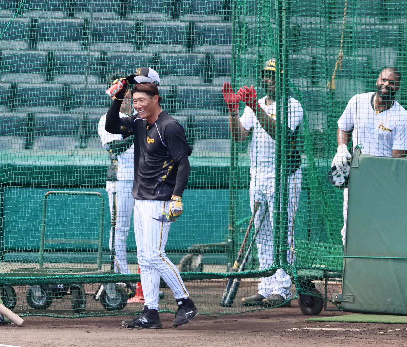 阪神対ヤクルト　打撃練習前、ケージに入ったタイミングで誕生日の糸井にバースデーソングが流され帽子をとってナインに一礼する（撮影・加藤哉）