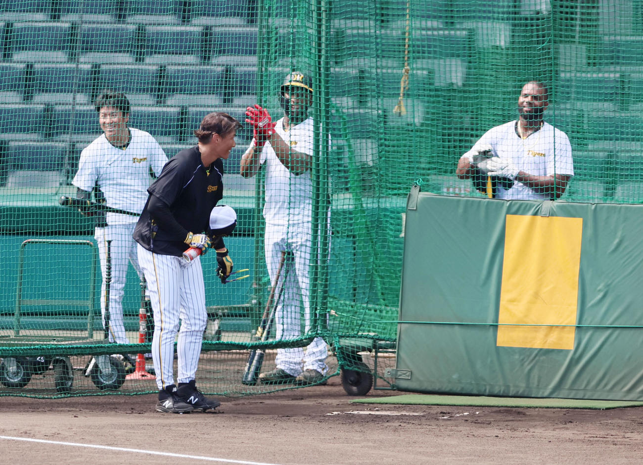 阪神対ヤクルト　打撃練習前、ケージに入ったタイミングで誕生日の糸井にバースデーソングが流され帽子をとってナインに一礼する（撮影・加藤哉）