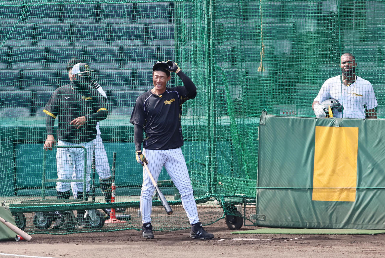 阪神対ヤクルト　打撃練習前、ケージに入ったタイミングで誕生日の糸井にバースデーソングが流されグラウンドに祝福ムードが漂う（撮影・加藤哉）