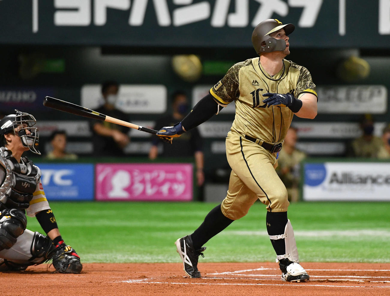 ソフトバンク対西武　6回表西武1死、オグレディは右中間へ本塁打を放つ（撮影・岩下翔太）