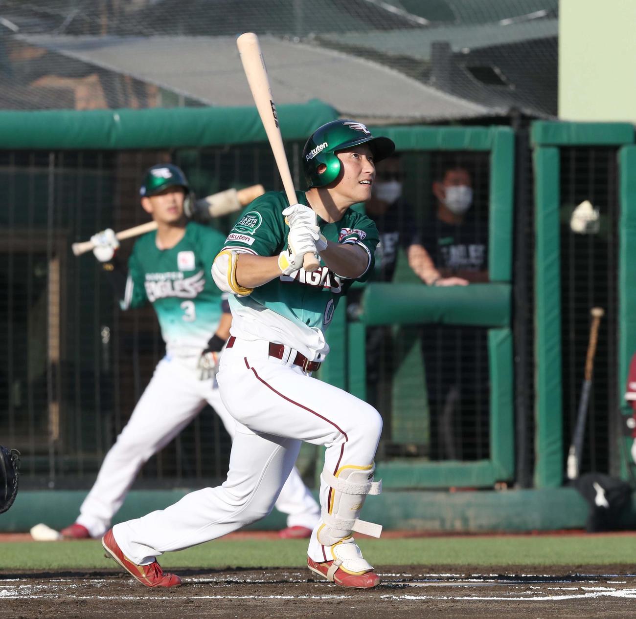 楽天対日本ハム　1回裏楽天1死、右越え本塁打を放つ小深田（撮影・黒川智章）