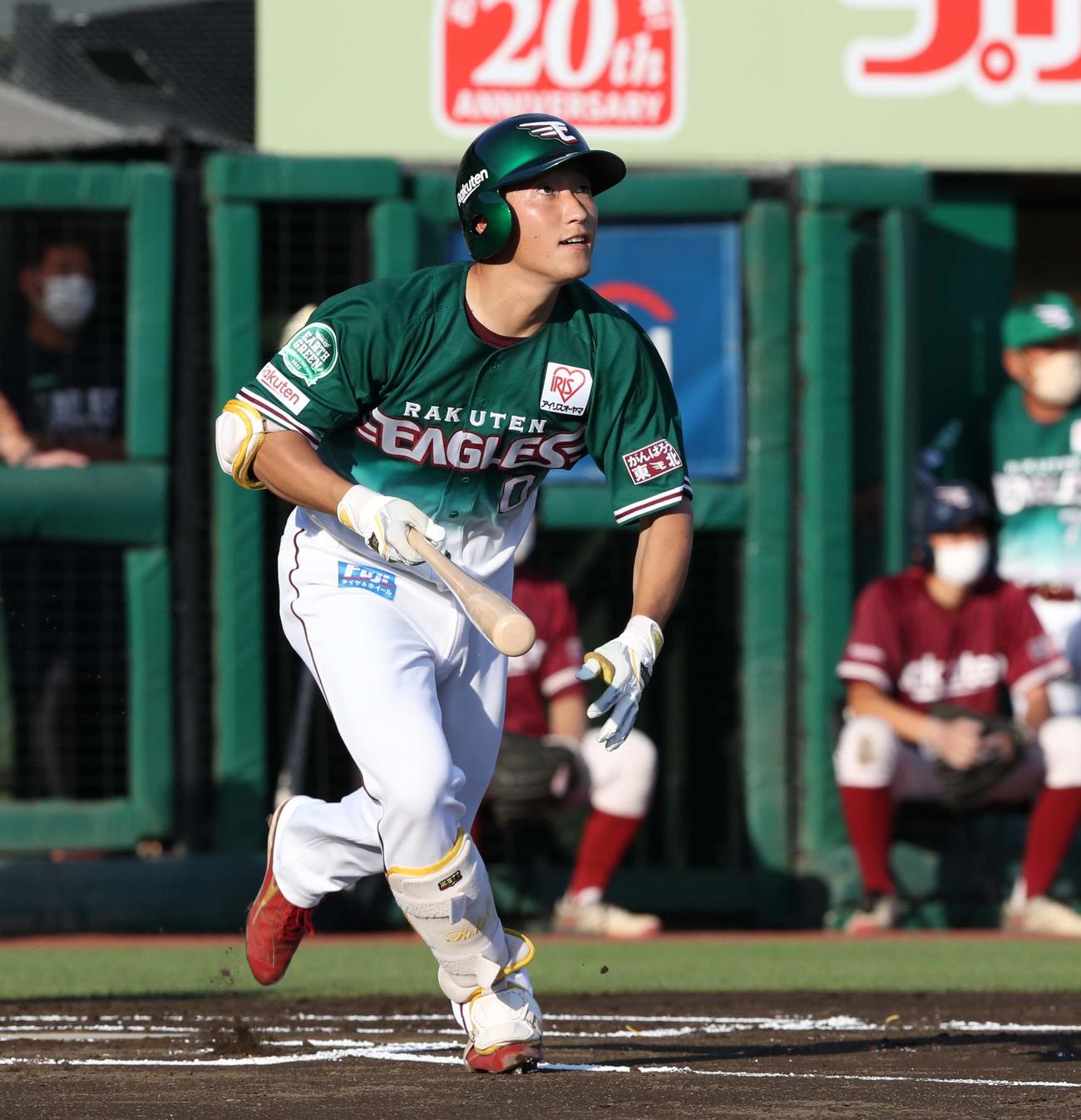 楽天対日本ハム　1回裏楽天1死、右越え本塁打を放つ小深田（撮影・黒川智章）
