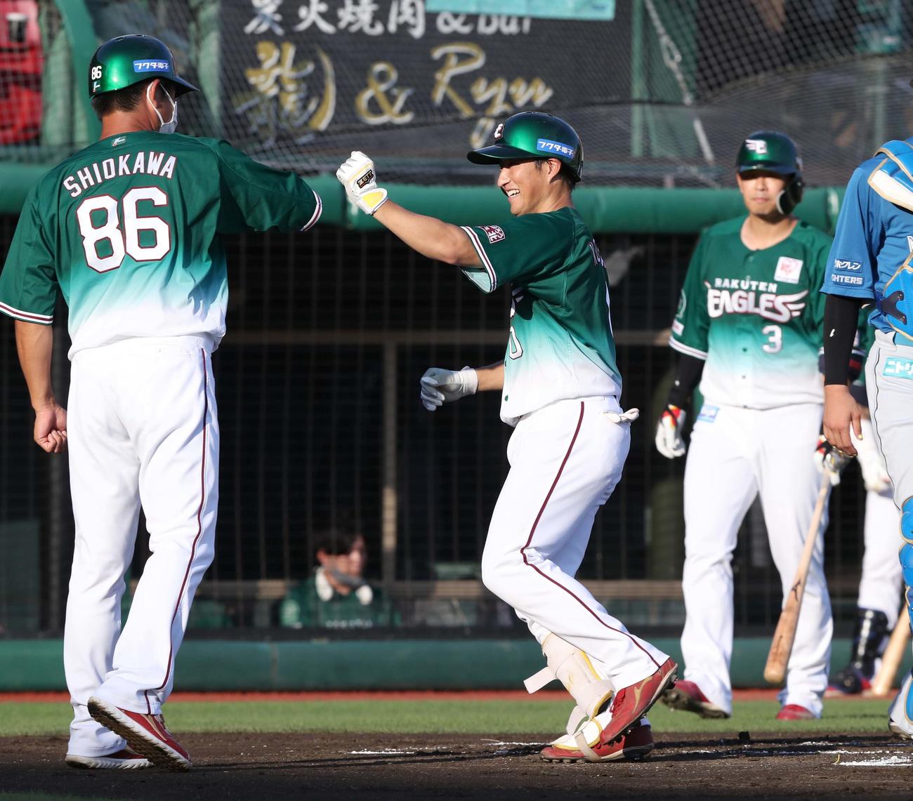 楽天対日本ハム　1回裏楽天1死、右越え本塁打を放ち笑顔で生還する小深田（撮影・黒川智章）