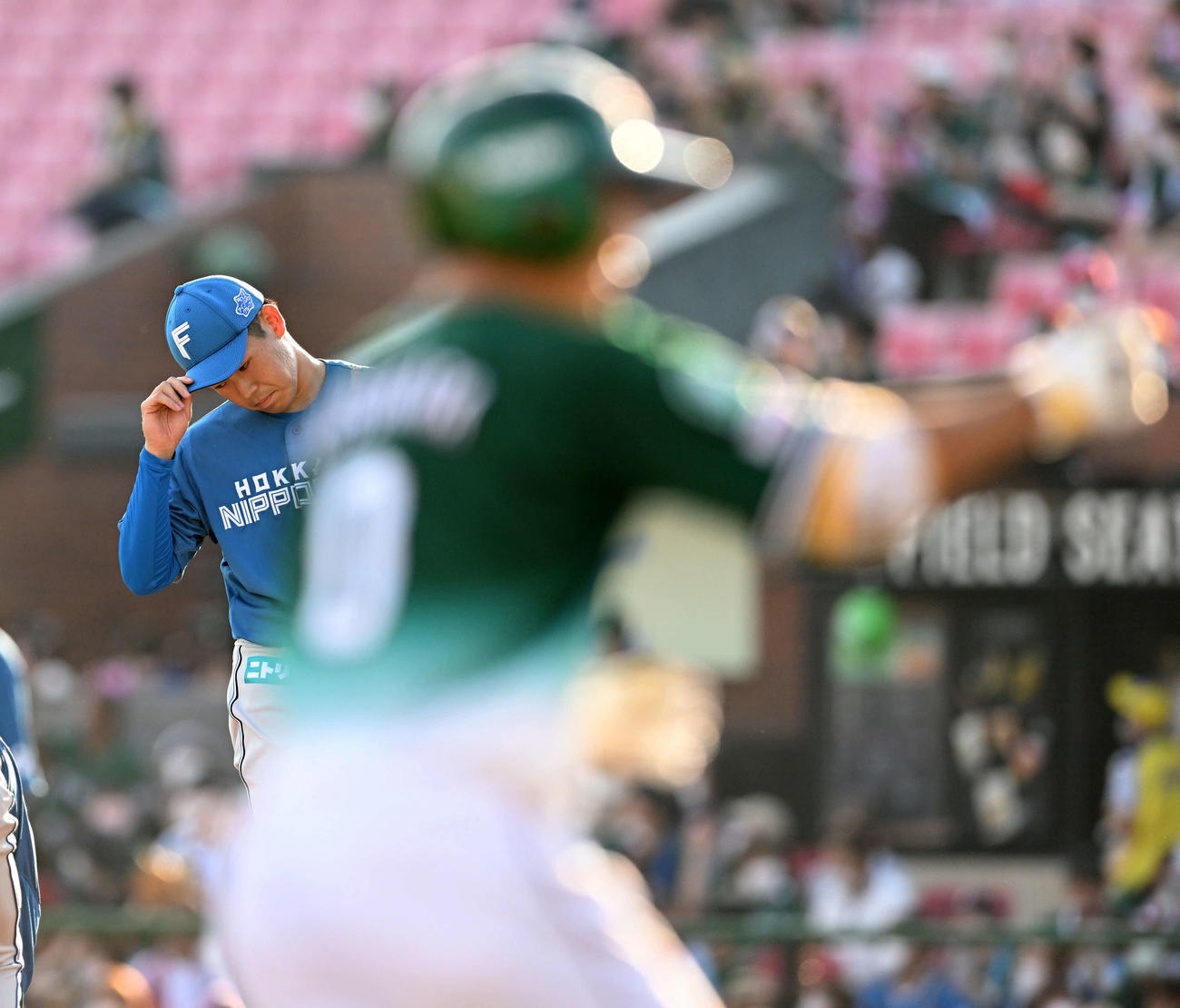 楽天対日本ハム　1回裏楽天1死、小深田（手前）にソロ本塁打を浴びる根本（撮影・滝沢徹郎）
