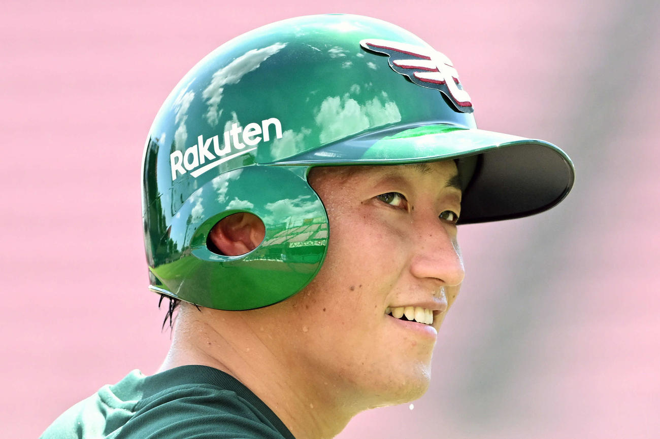 楽天対日本ハム　試合前練習する楽天小深田のヘルメットに真夏の空が映り込んだ（撮影・滝沢徹郎）