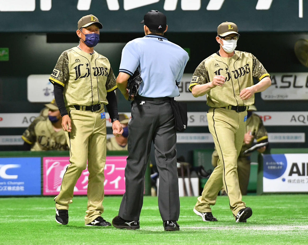 ソフトバンク対西武　5回裏ソフトバンク1死二塁、打席にデスパイネを迎える場面で降板を告げる辻監督（左）、右は豊田コーチ（撮影・岩下翔太）