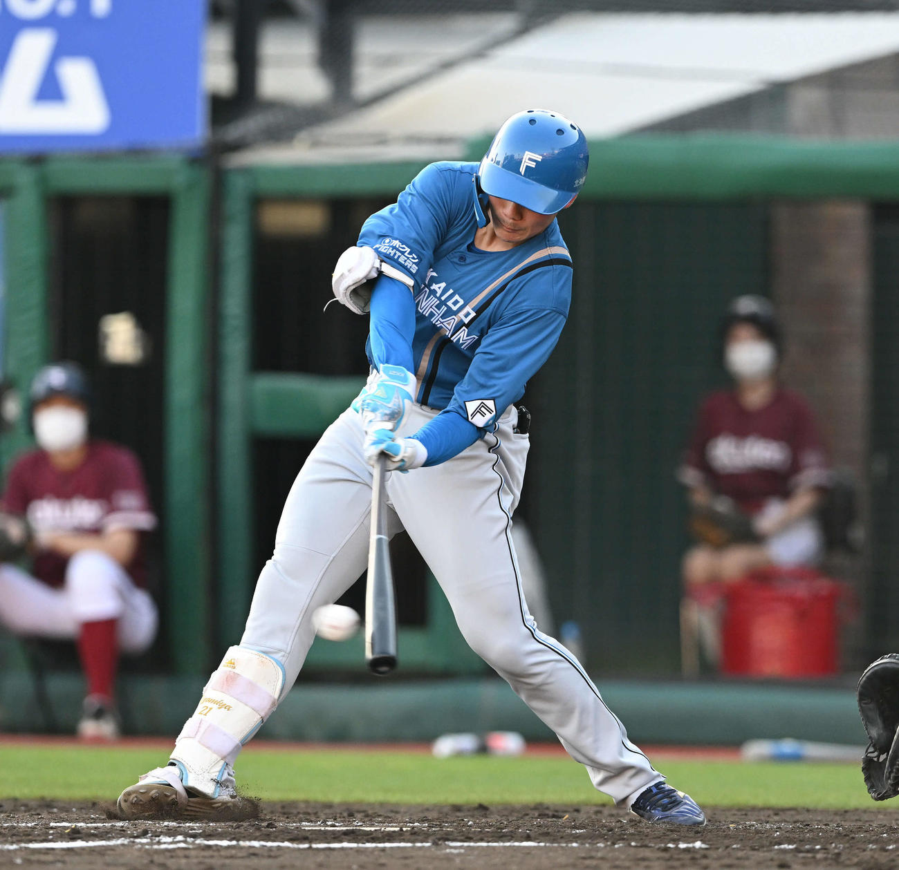 楽天対日本ハム　3回表日本ハム1死一、二塁、清宮は右中間へ2点適時三塁打を放つ（撮影・滝沢徹郎）