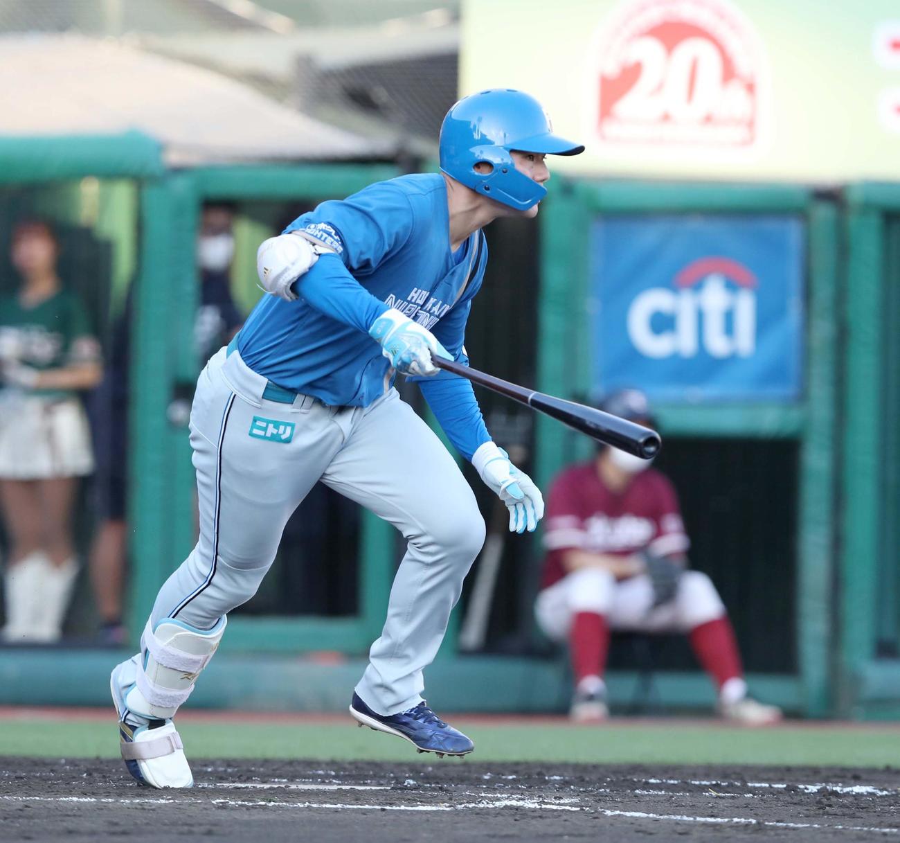 楽天対日本ハム　3回表日本ハム1死一、二塁、右中間に2点適時三塁打を放つ清宮（撮影・黒川智章）
