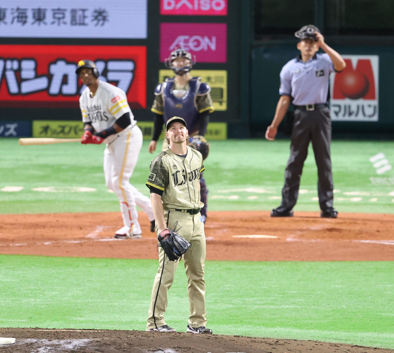 ソフトバンク対西武　1回裏ソフトバンク1死、グラシアルに中越え本塁打を浴びたエンス（撮影・梅根麻紀）