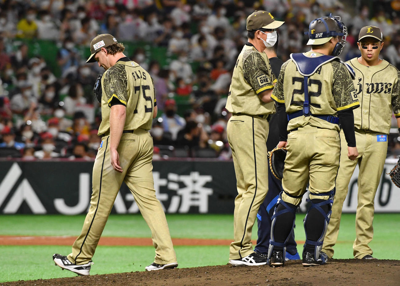 ソフトバンク対西武　5回裏途中降板となり、肩を落としてベンチへ戻るエンス（撮影・岩下翔太）