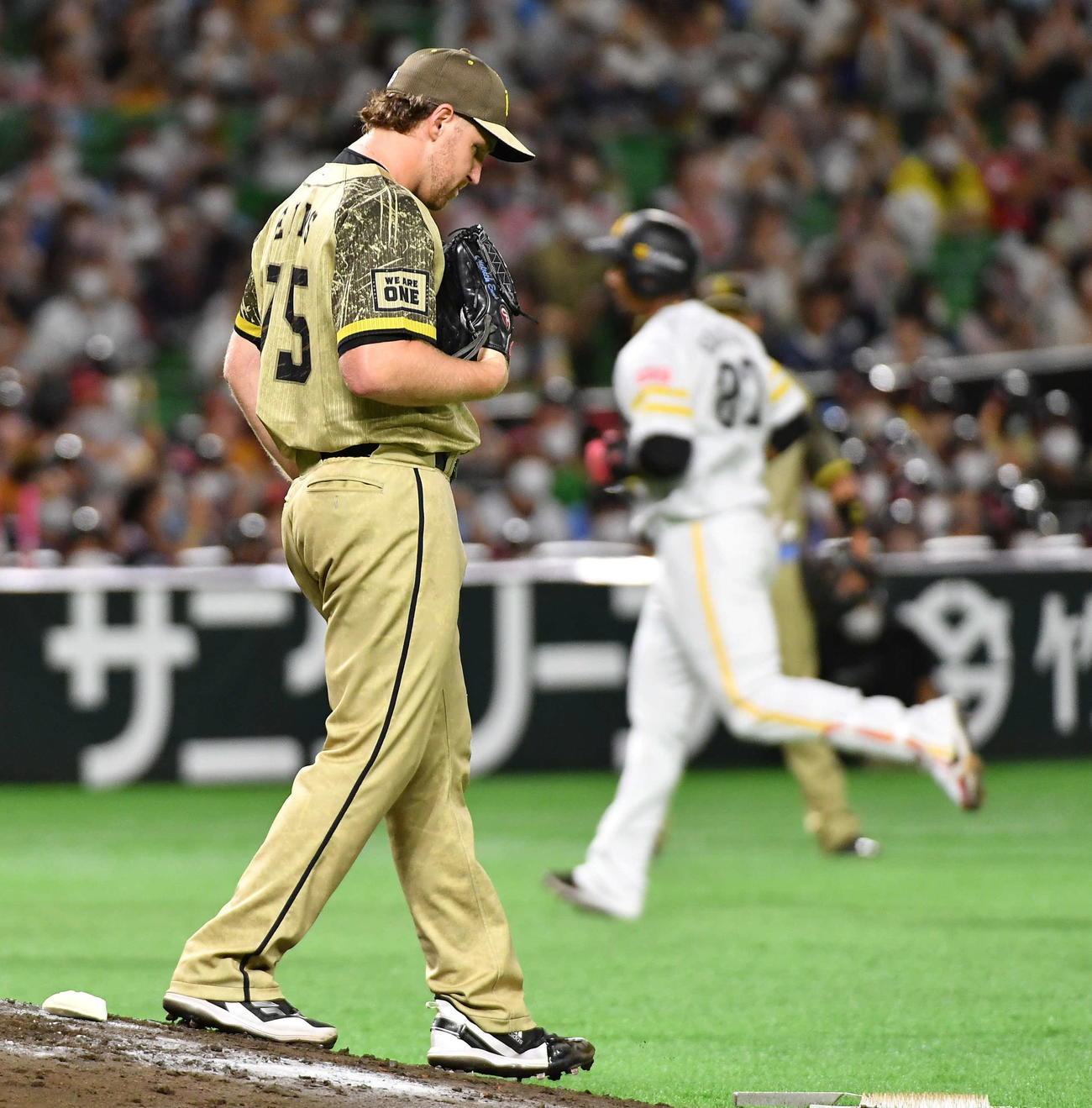 ソフトバンク対西武　4回裏ソフトバンク1死、グラシアル（右）に中越え本塁打を打たれたエンス（撮影・岩下翔太）