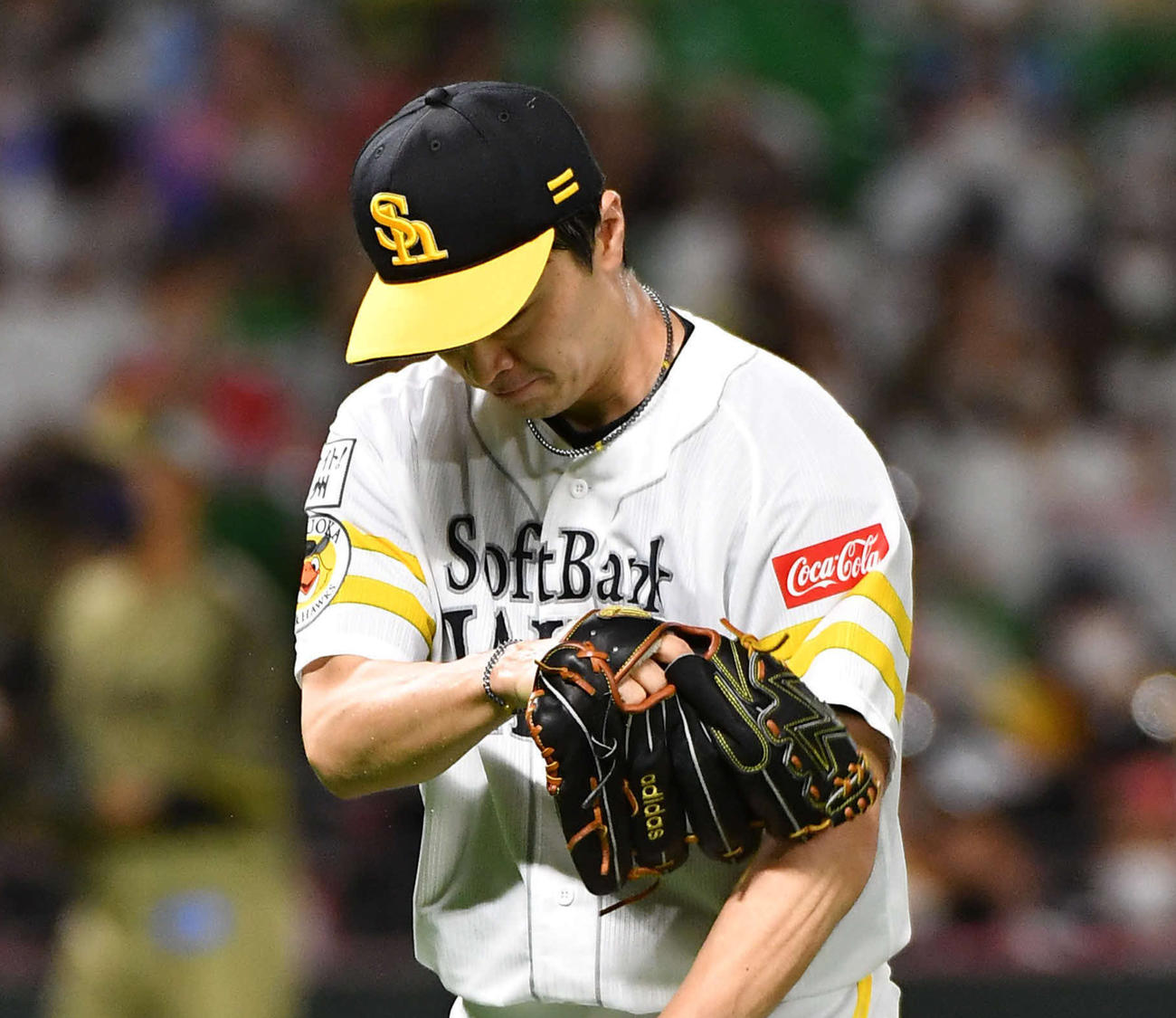 ソフトバンク対西武　3回表西武2死一、三塁、ピンチでオグレディを空振り三振に抑え、グラブをたたきながらベンチへ戻る和田（撮影・岩下翔太）