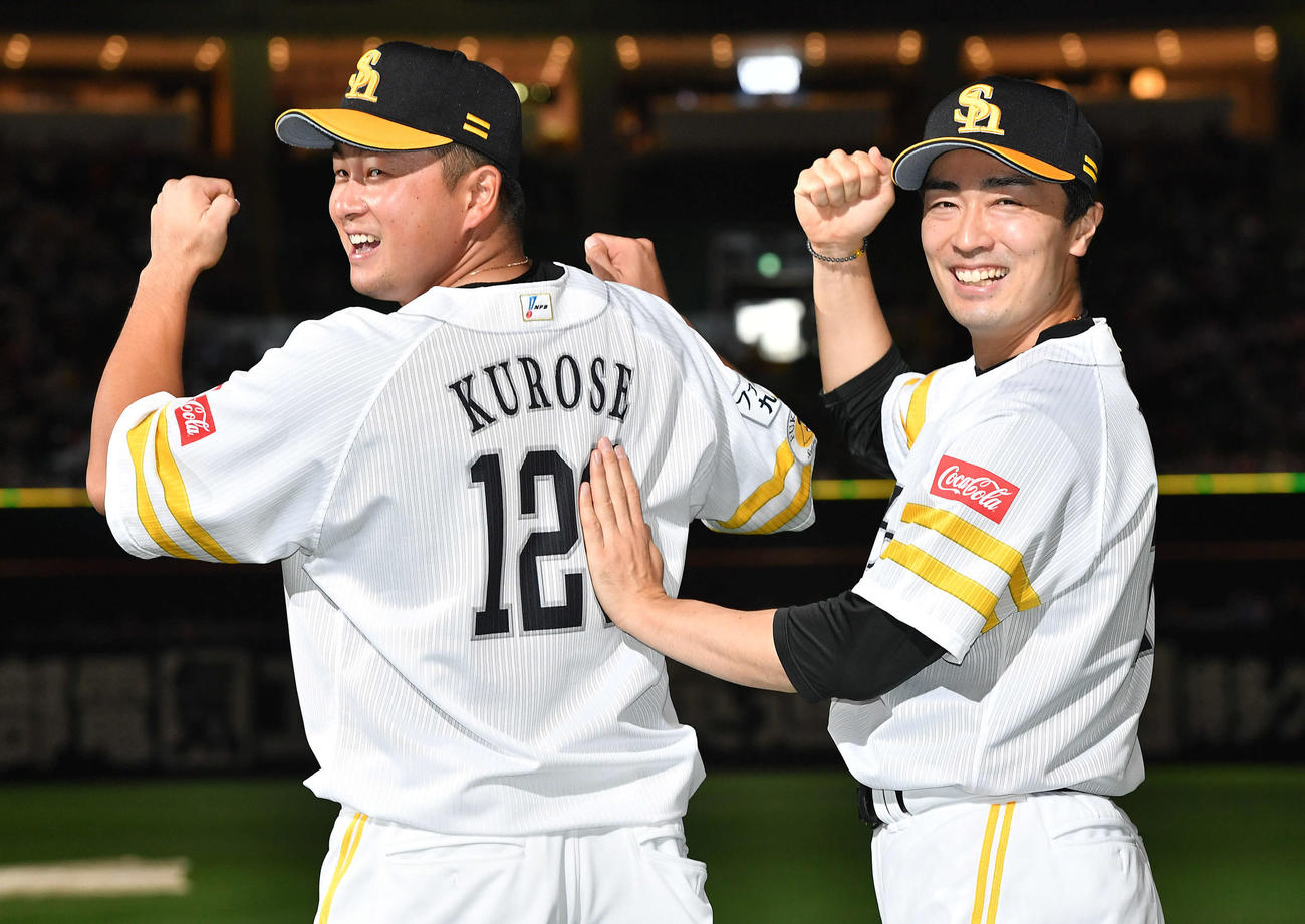 支配下登録から間もない黒瀬（左）は背番号12のユニホームが試合に間に合わず、育成選手時代の背番号126の数字を隠して12にする和田（撮影・岩下翔太）