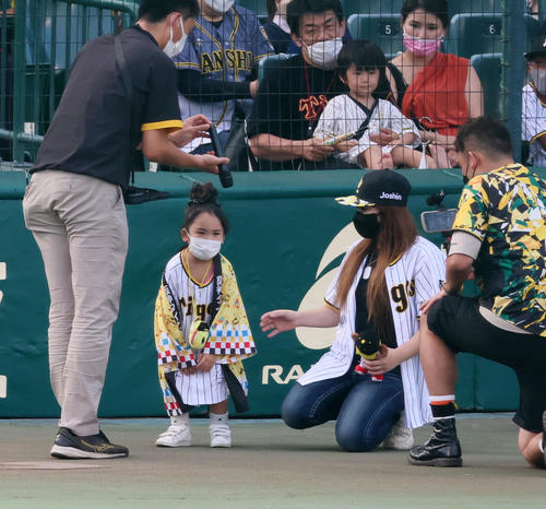 阪神】SNSで大人気、クセつよ5歳のチビみらんちゃんが登場「するぞ