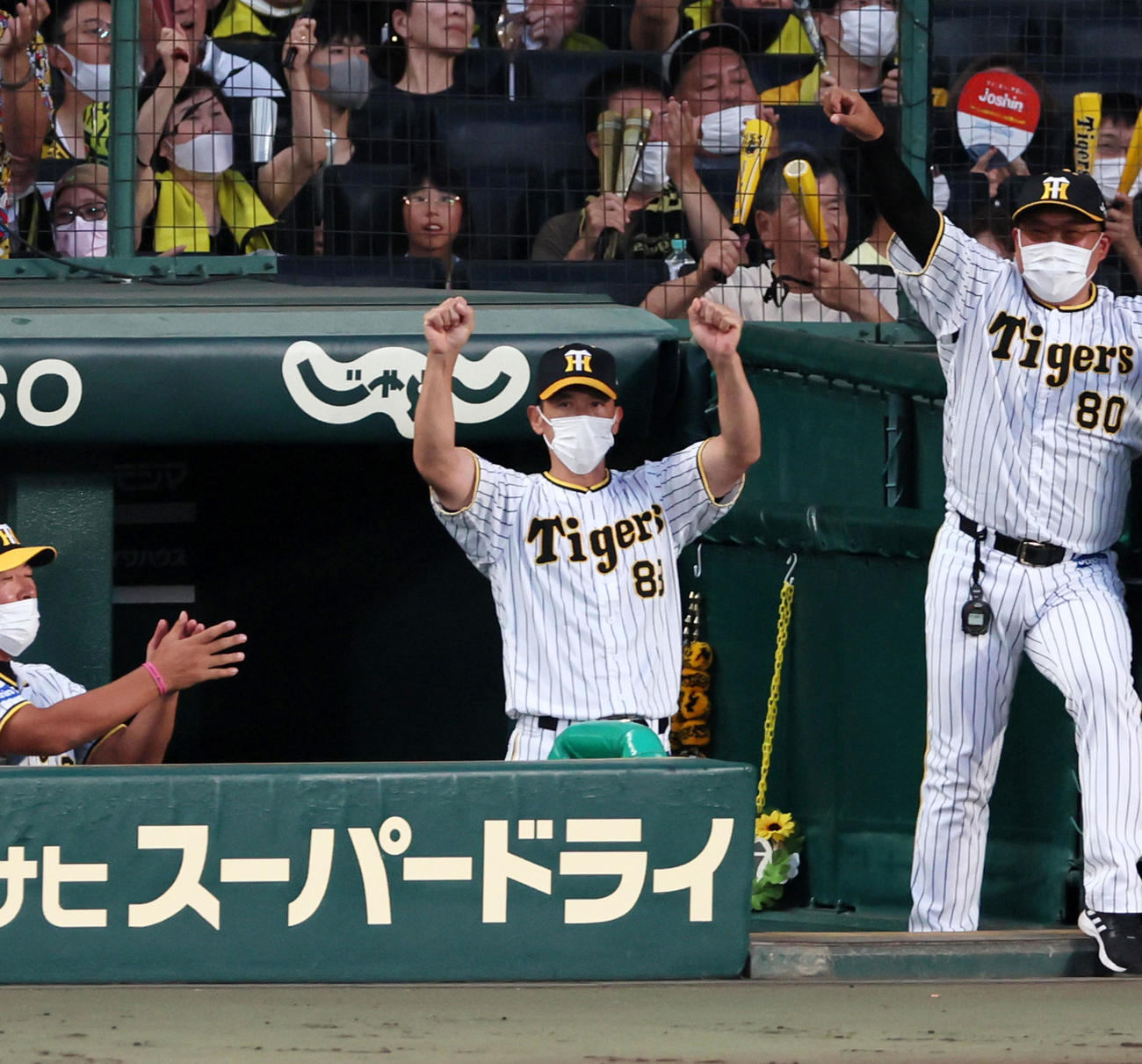 阪神対ヤクルト　4回裏阪神無死一、三塁、矢野監督は大山の右前適時打にベンチでガッツポーズを見せる（撮影・加藤哉）