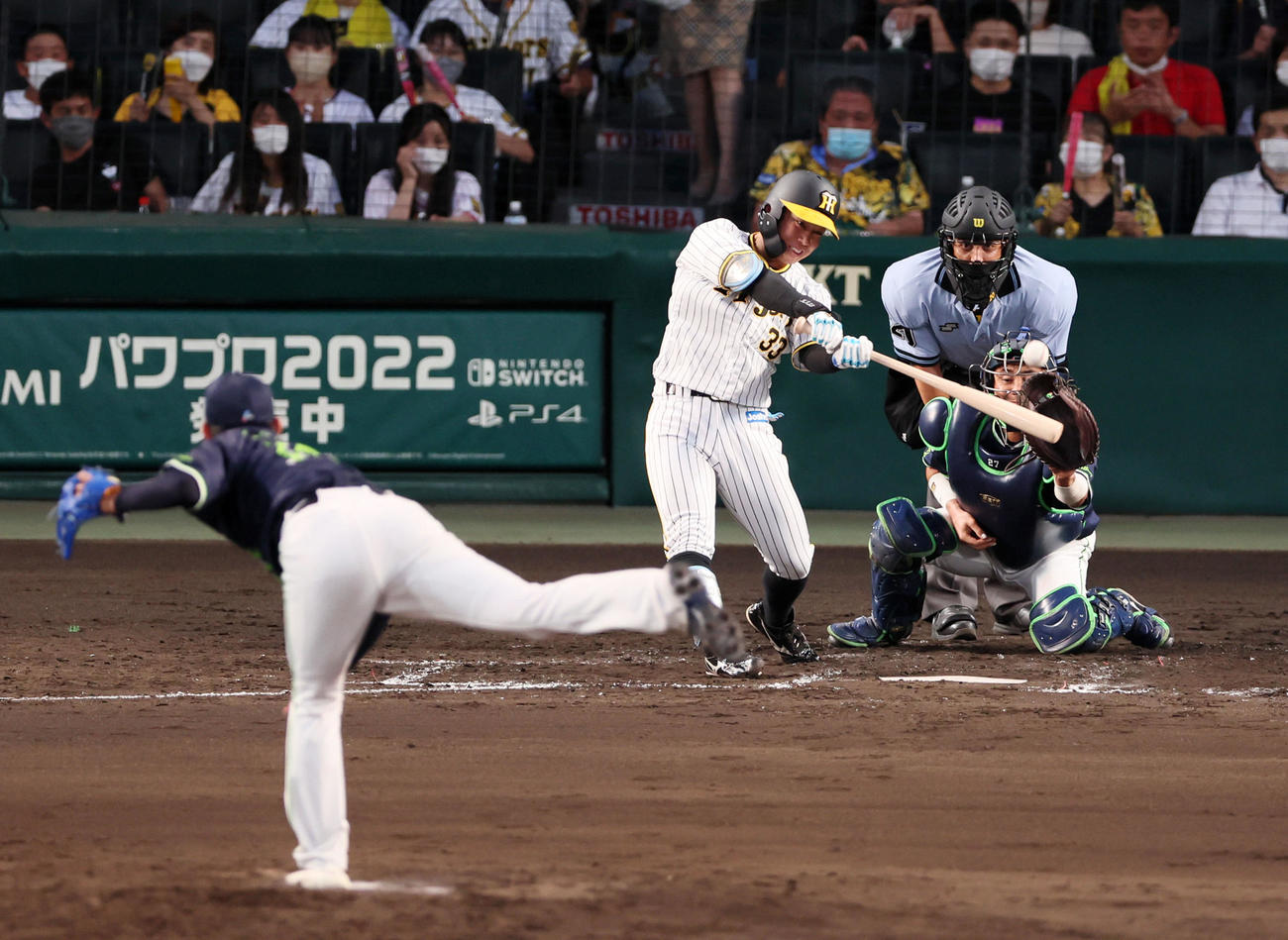 阪神対ヤクルト　4回裏阪神無死一、三塁、糸原は中犠飛を打ち上げる（撮影・加藤哉）