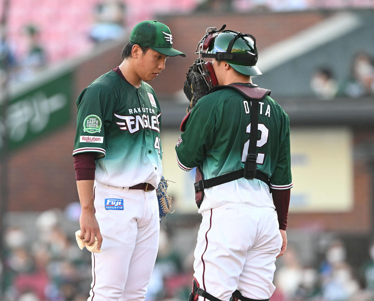 楽天対日本ハム　3回表、楽天捕手太田と話す先発の藤平（撮影・滝沢徹郎）