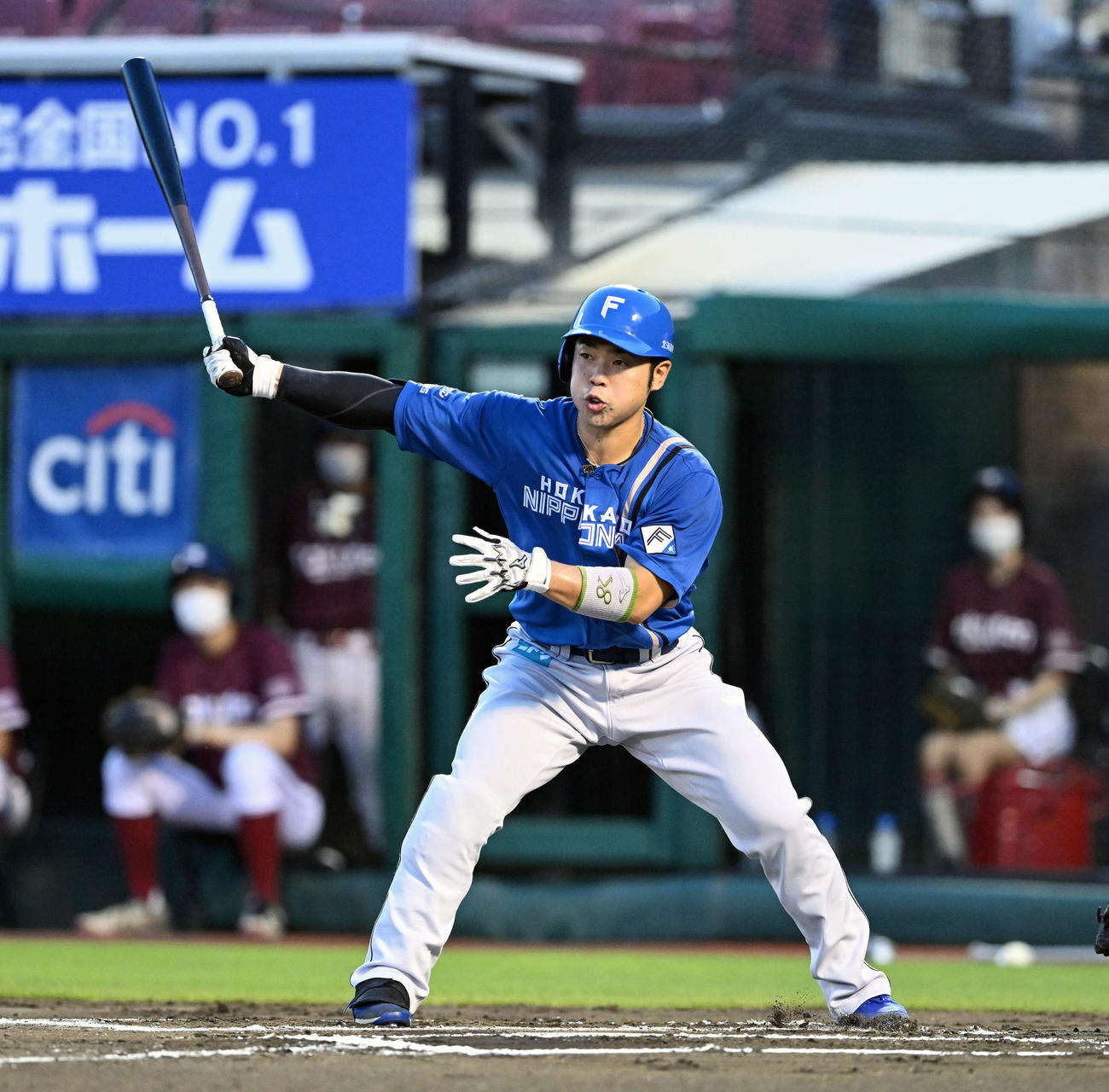 楽天対日本ハム　6回表日本ハム無死一塁、近藤は適時二塁打を放つ（撮影・滝沢徹郎）