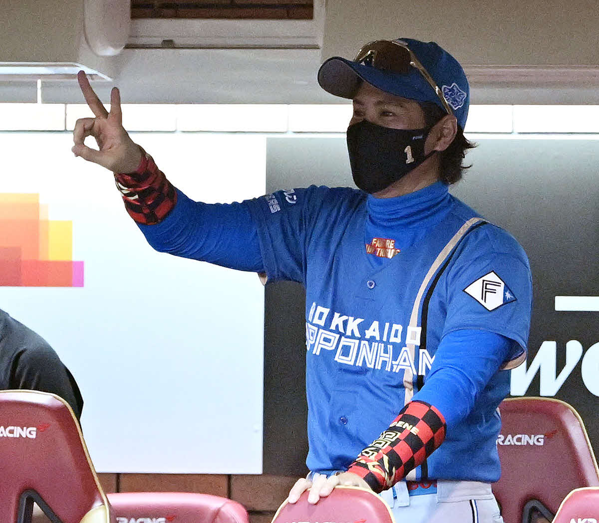 楽天対日本ハム　6回表日本ハム無死一塁、適時二塁打を放った近藤にピースする新庄監督（撮影・滝沢徹郎）